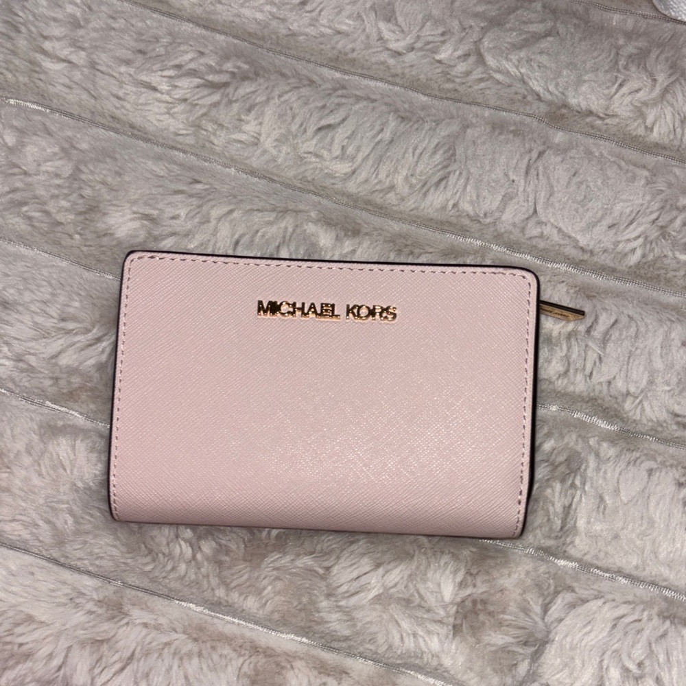 BRAND NEW Michael Kors Light Pink Wallet with Gold Logo